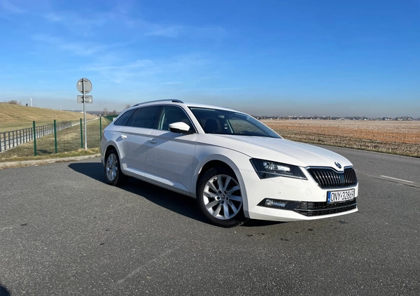 Skoda Superb cena 83000 przebieg: 142500, rok produkcji 2018 z Nysa małe 436